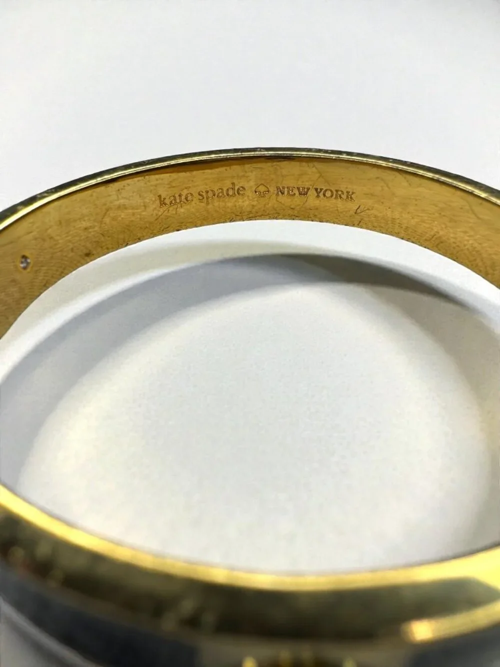 Kate Spade New York Black Enamel Spade Logo Gold Tone Hinged Bangle Bracelet - Picture 2 of 9